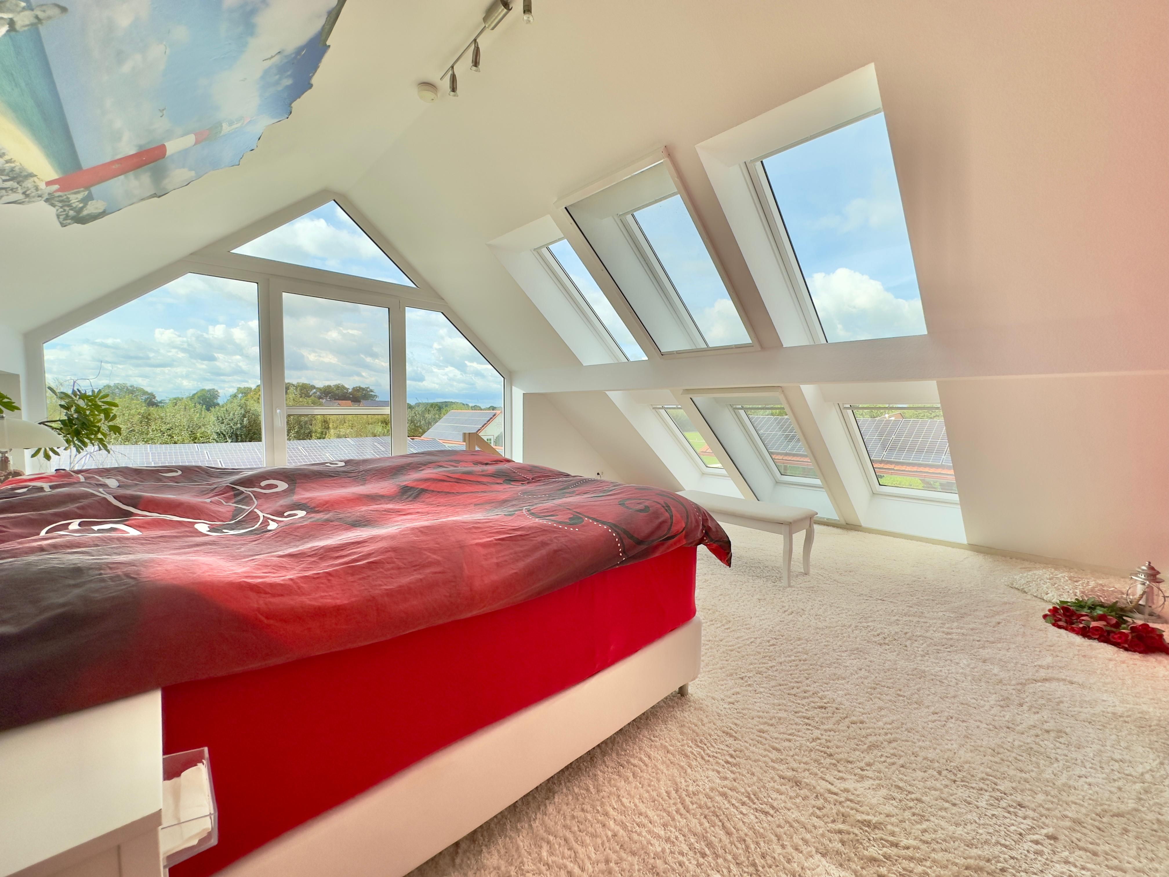 Stimmungsvolles Schlafzimmer unter dem Dach als möglicher Rückzugsbereich