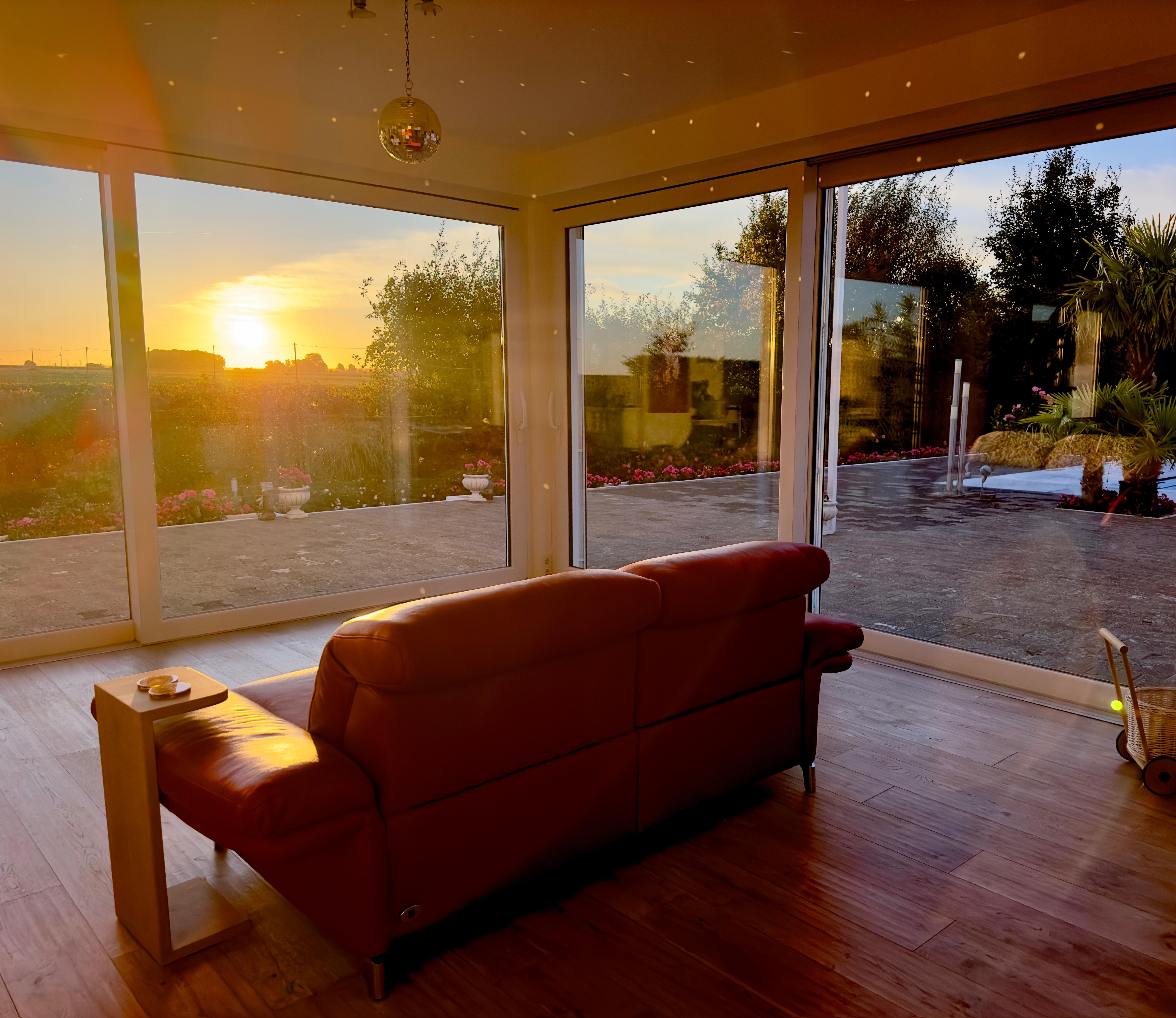 Eleganter Wohnzimmer-Innenraum mit warmer Aufenthaltsqualität